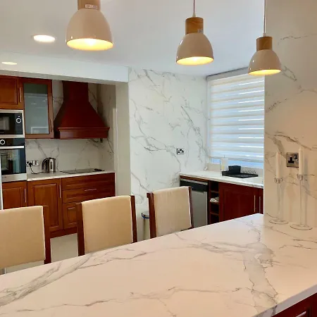 Modern 2 Bed Large