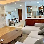 Modern 2 Bed Large דירה *
