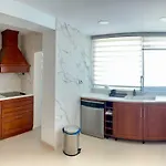 דירה Modern 2 Bed Large *