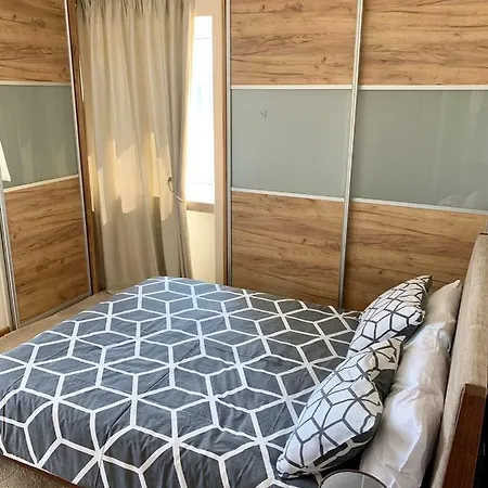 Modern 2 Bed Large